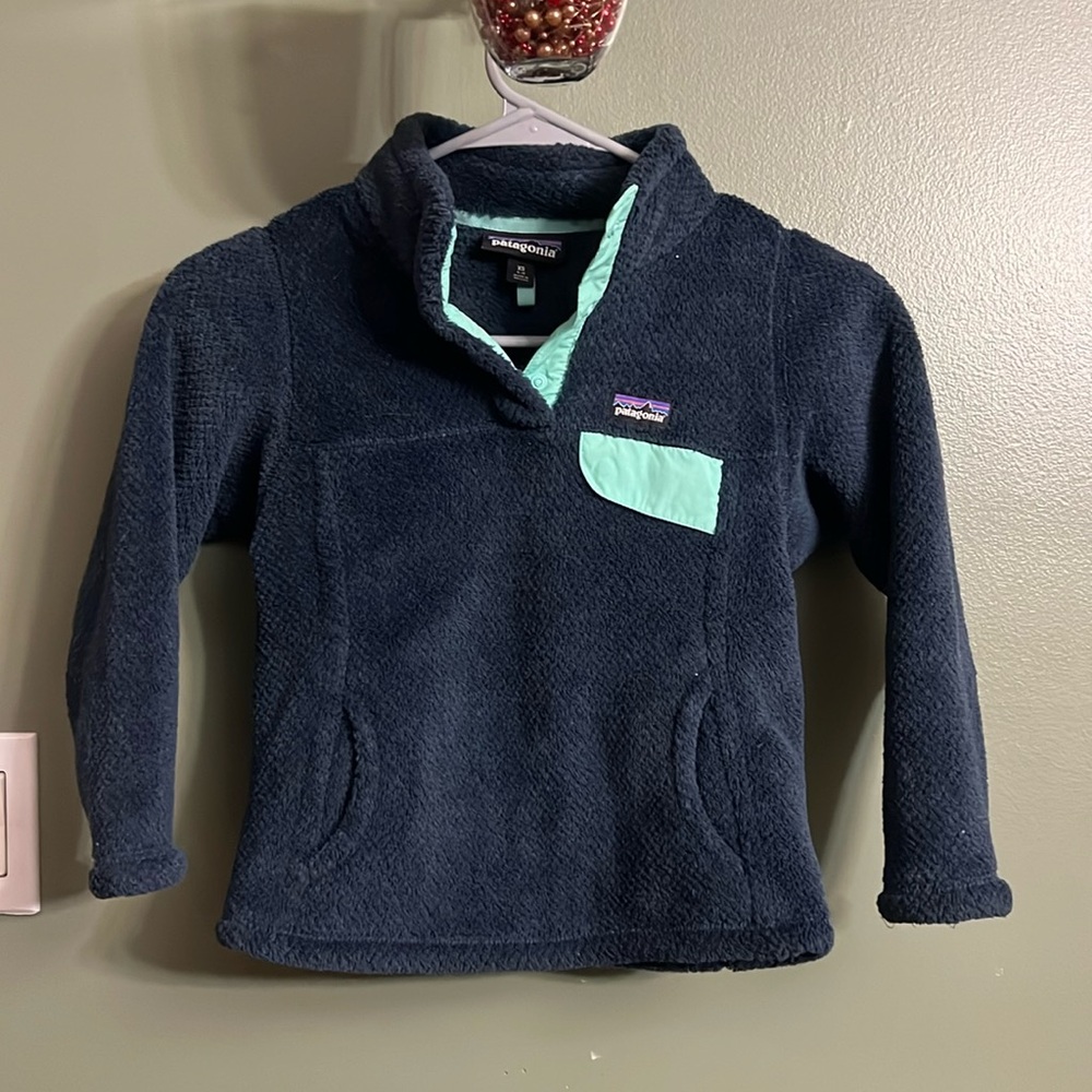 Good condition girls size 4-5 pull over fleece top. Patagonia brand